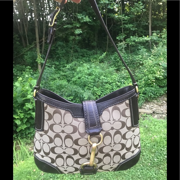 Coach Handbags - HOLD for Cristina❤️Coach Hampton Signature. Lovely bag in excellent condition.